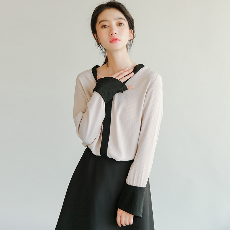 Női ing spitz nyakkivágással, két színben