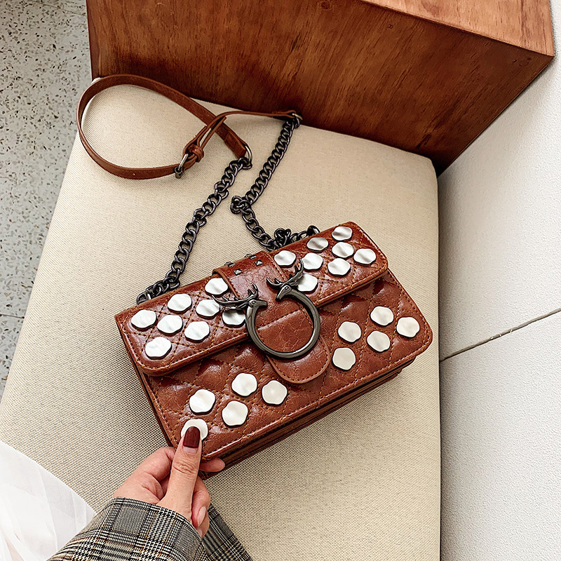 Geanta de dama cu elemente metalice in mai multe culori