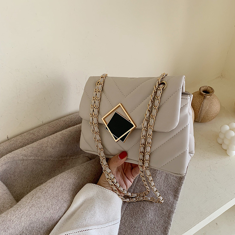 Stílusos női bőr táska fém elemmel