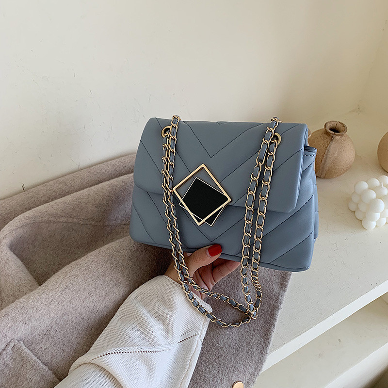 Stílusos női bőr táska fém elemmel