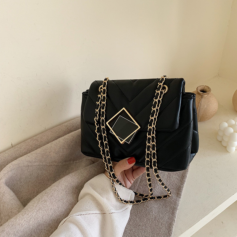 Stílusos női bőr táska fém elemmel