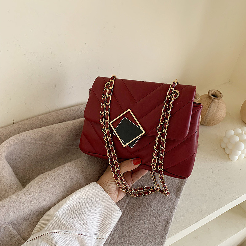 Stílusos női bőr táska fém elemmel