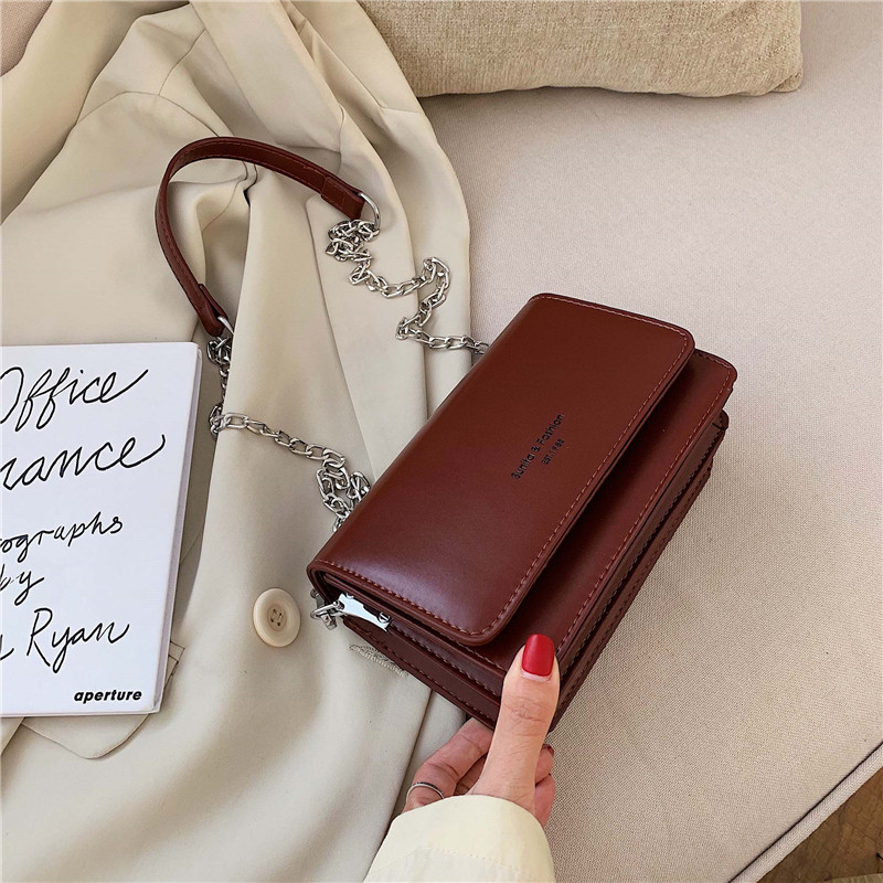 Modern női táska lánccal, négy színben