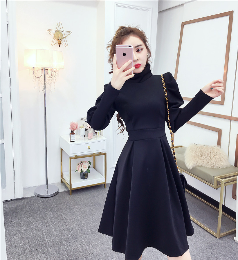 Μοντέρνο γυναικείο φόρεμα με μακριά μανίκια σε μπλε και μαύρο χρώμα