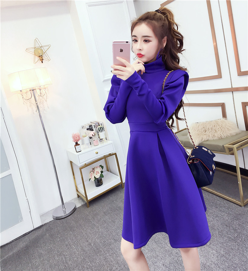 Μοντέρνο γυναικείο φόρεμα με μακριά μανίκια σε μπλε και μαύρο χρώμα