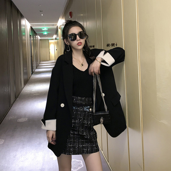 Modern női kabát spitz nyakkivágással, rózsaszín és fekete színben