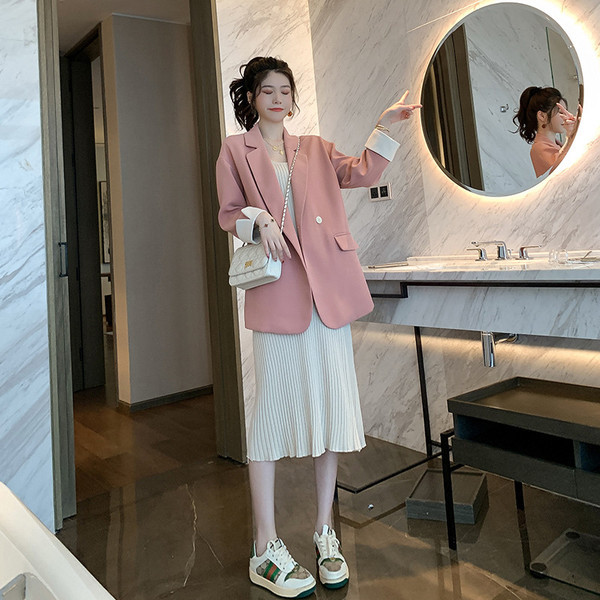 Modern női kabát spitz nyakkivágással, rózsaszín és fekete színben