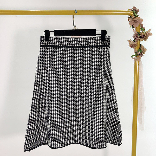 Fusta dama din tricot in carouri cu centura