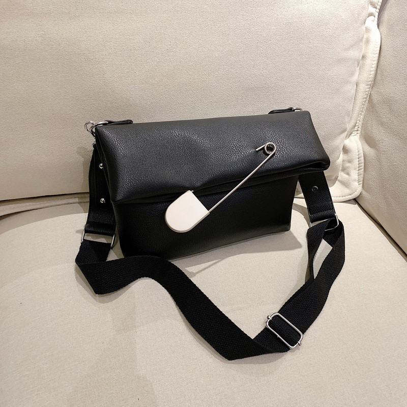 Női táska fém elemmel, hosszú füllel