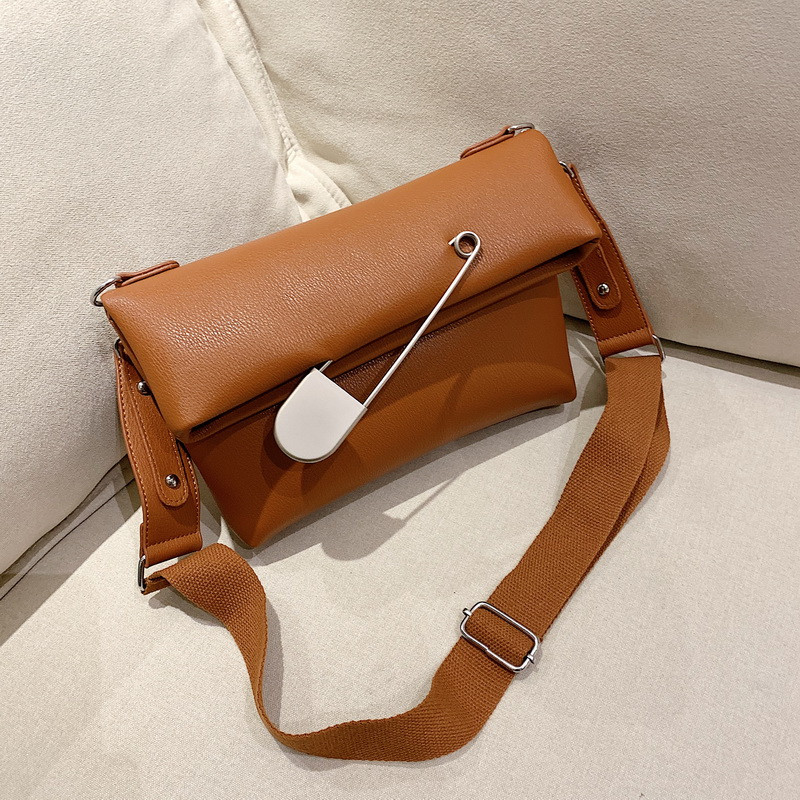 Női táska fém elemmel, hosszú füllel