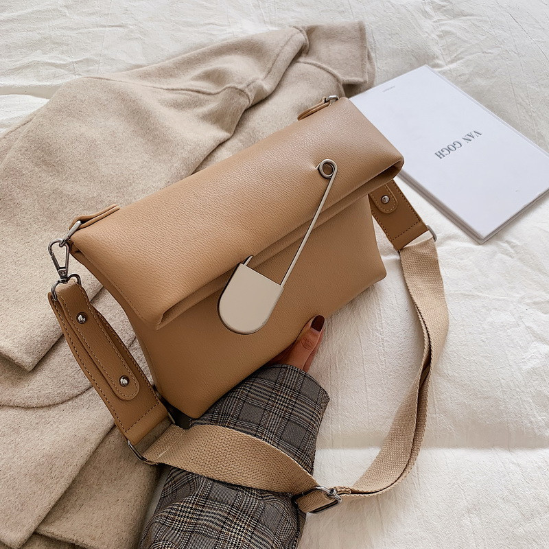 Női táska fém elemmel, hosszú füllel