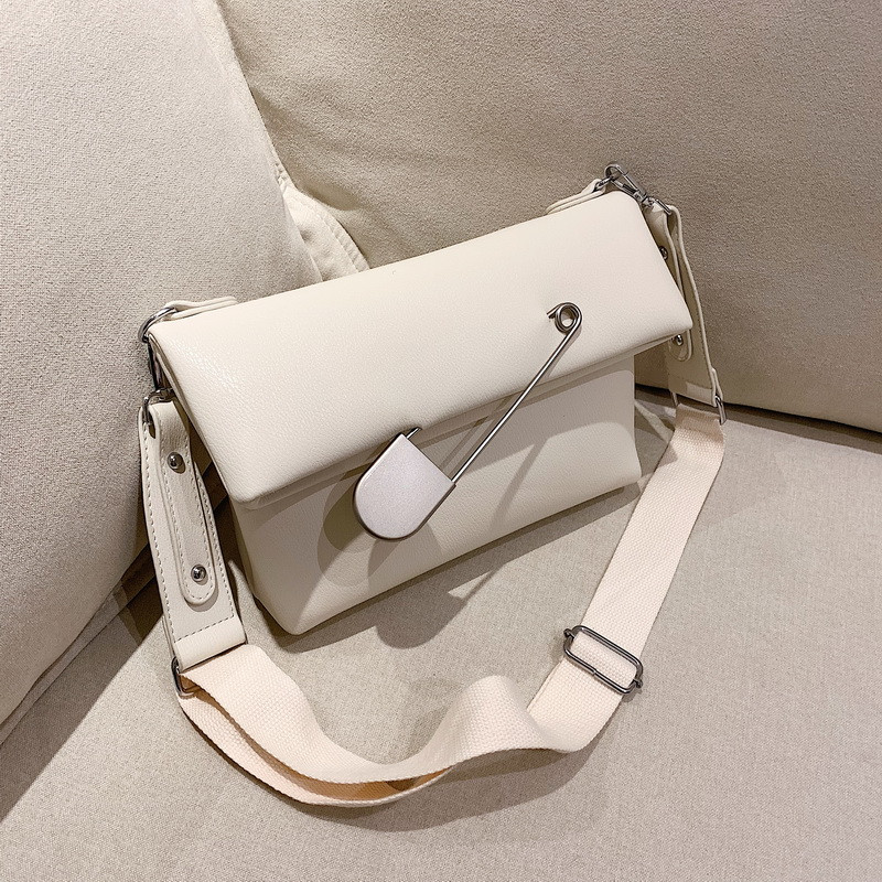 Női táska fém elemmel, hosszú füllel