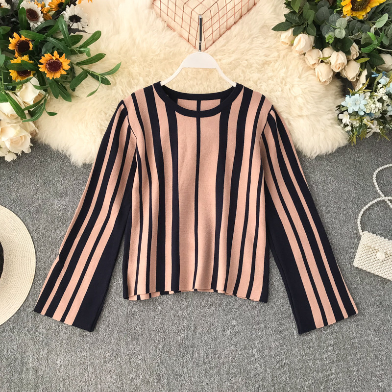 Bluză de damă modernă în trei culori cu decolteu oval