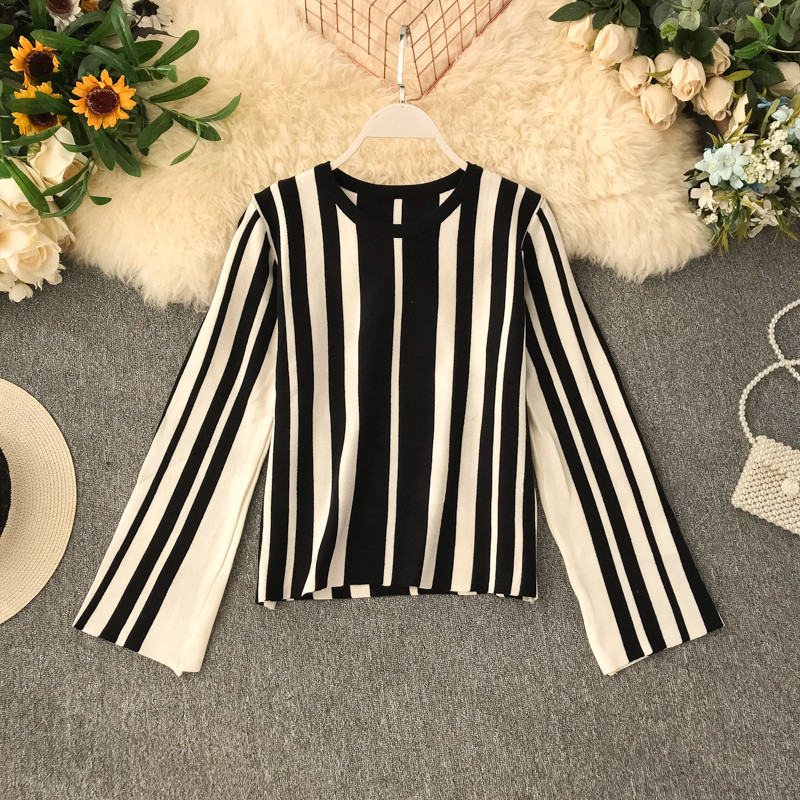 Bluză de damă modernă în trei culori cu decolteu oval