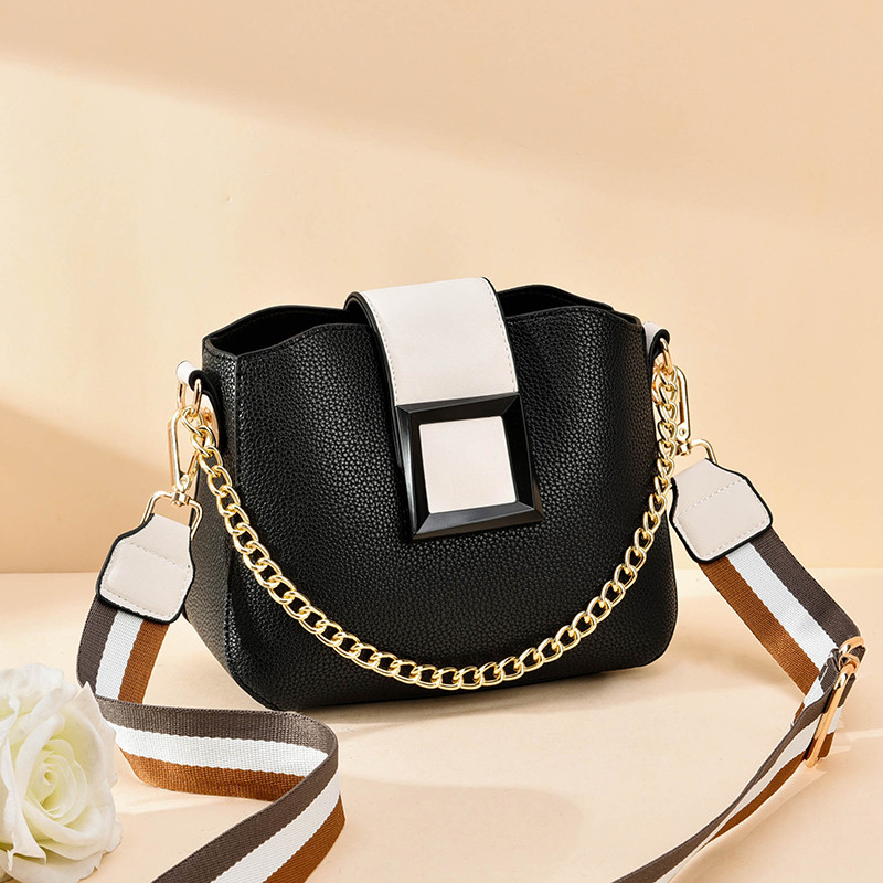 Stílusos női táska fémlánccal több színben