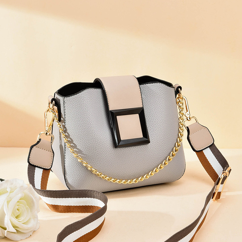 Stílusos női táska fémlánccal több színben