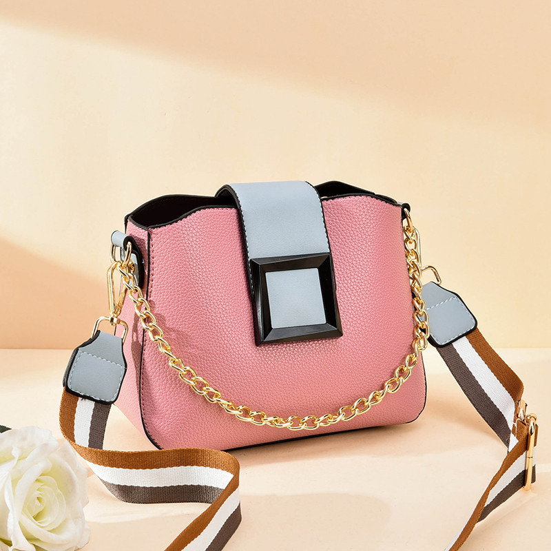 Stílusos női táska fémlánccal több színben