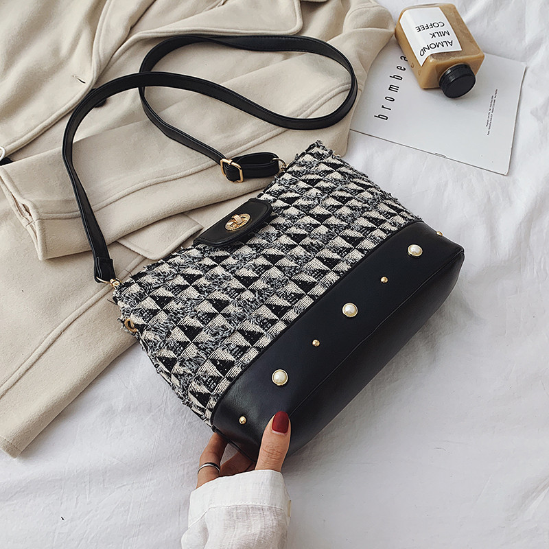 Női táska fém csattal és gyöngyökkel több színben