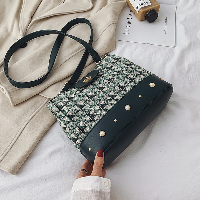 Női táska fém csattal és gyöngyökkel több színben