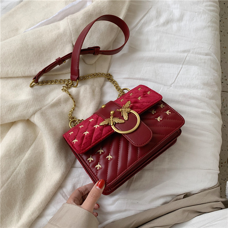 Stílusos kézitáska fém elemekkel