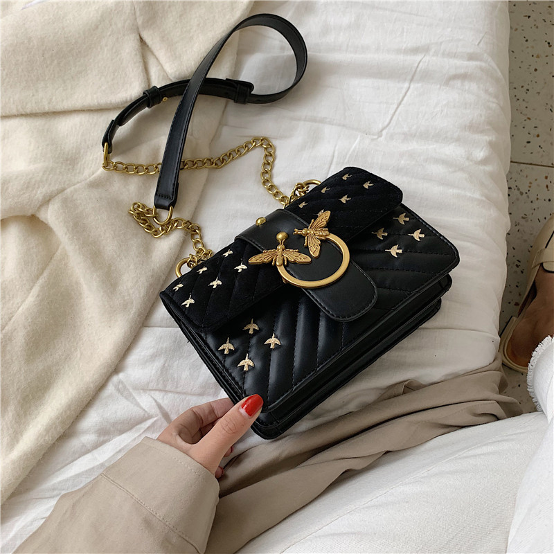 Stílusos kézitáska fém elemekkel