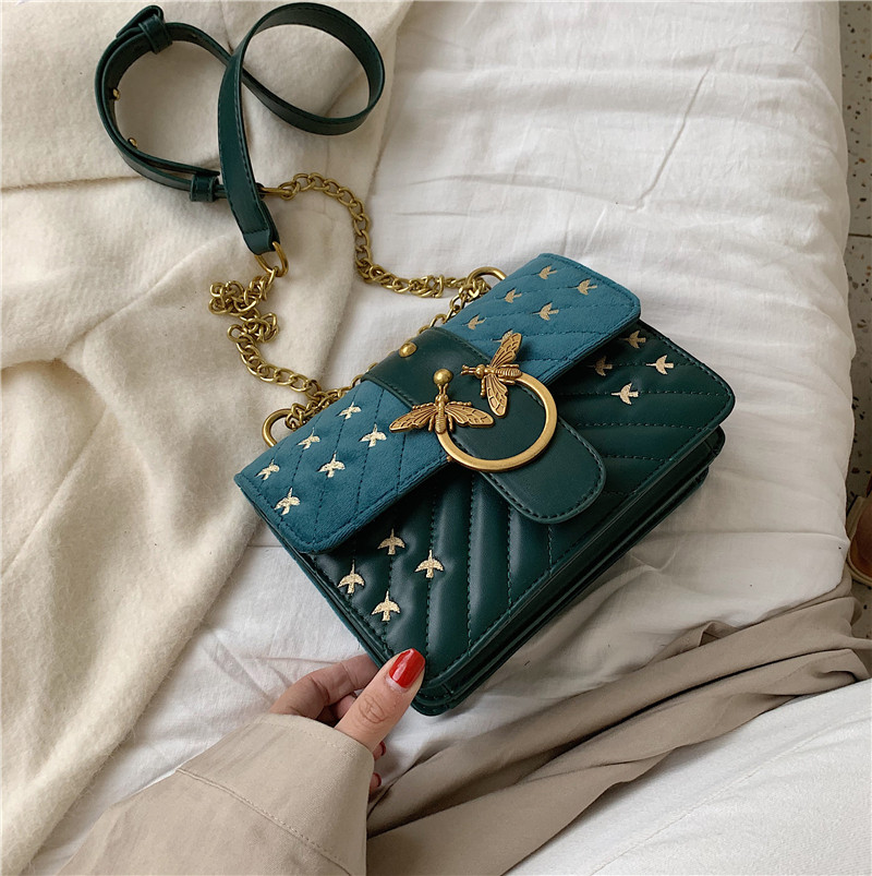 Stílusos kézitáska fém elemekkel