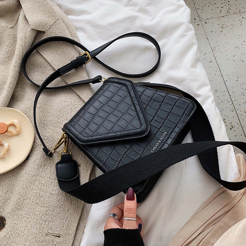 Női bőrtáska két füllel