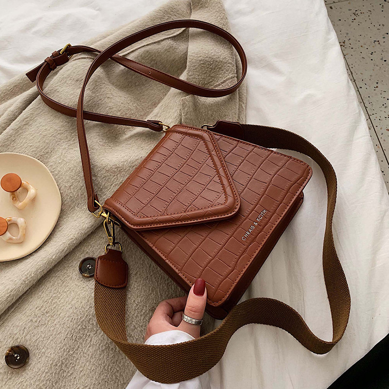 Női bőrtáska két füllel