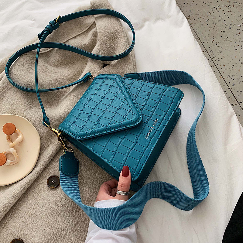 Női bőrtáska két füllel