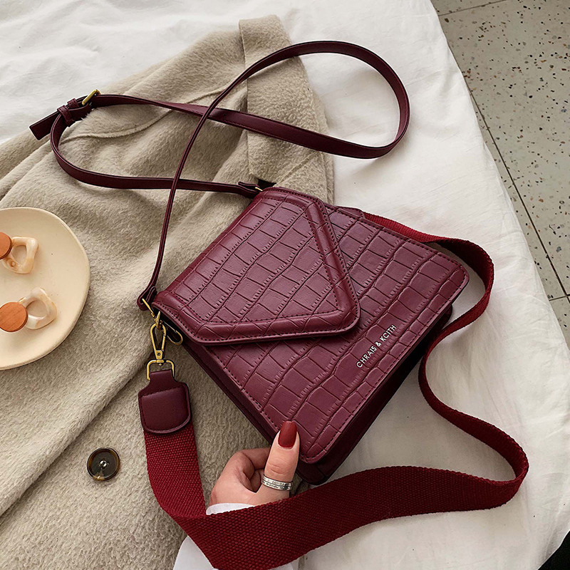 Női bőrtáska két füllel