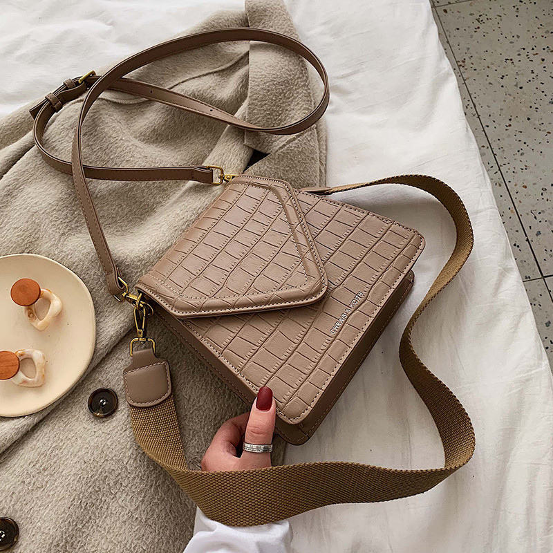 Női bőrtáska két füllel