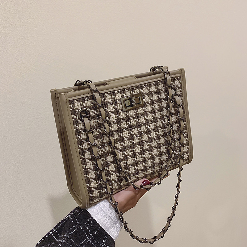 Három színben láncos női táska