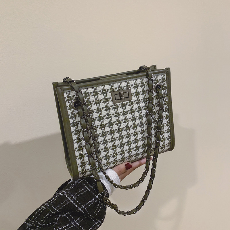 Három színben láncos női táska