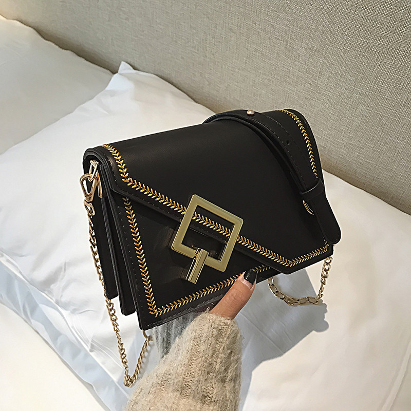 Női táska fém elemmel, hosszú füllel