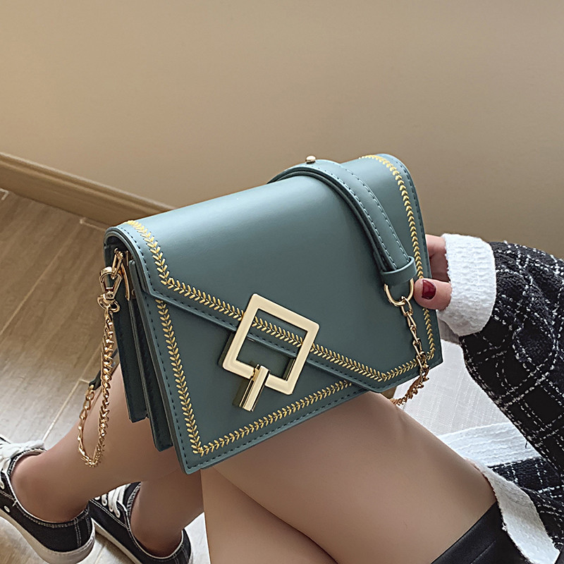 Női táska fém elemmel, hosszú füllel