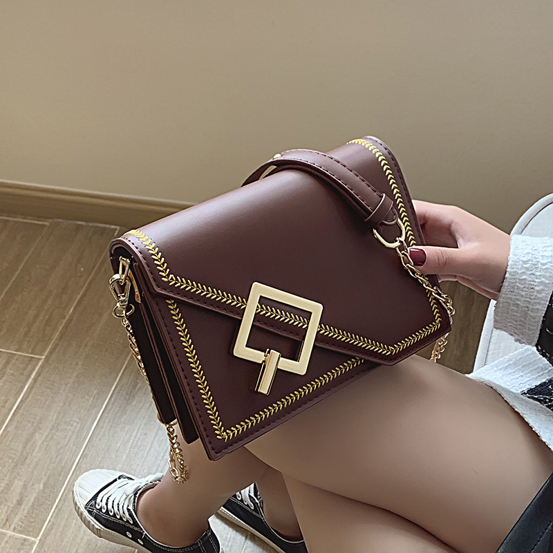 Női táska fém elemmel, hosszú füllel