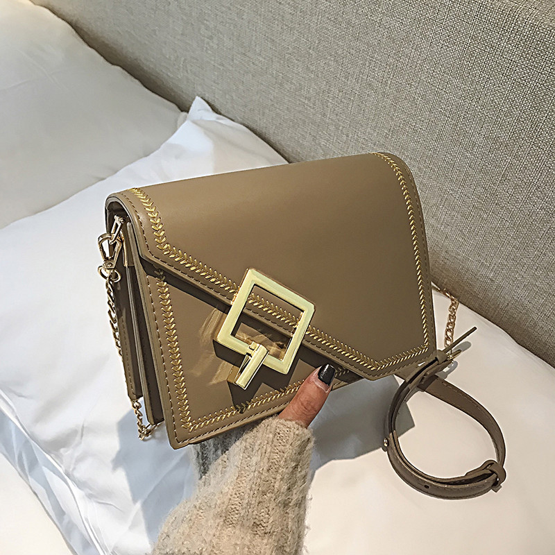 Női táska fém elemmel, hosszú füllel