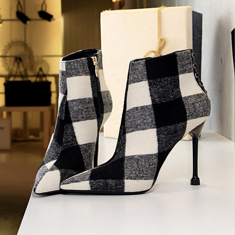 Modern női sarkú cipő piros és fekete színben