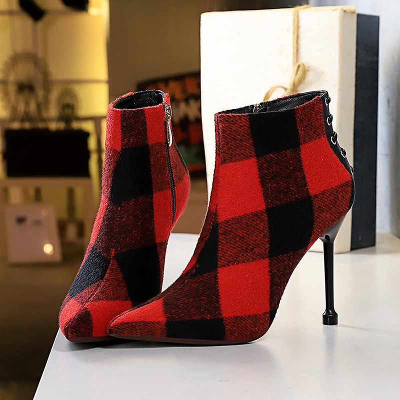 Modern női sarkú cipő piros és fekete színben