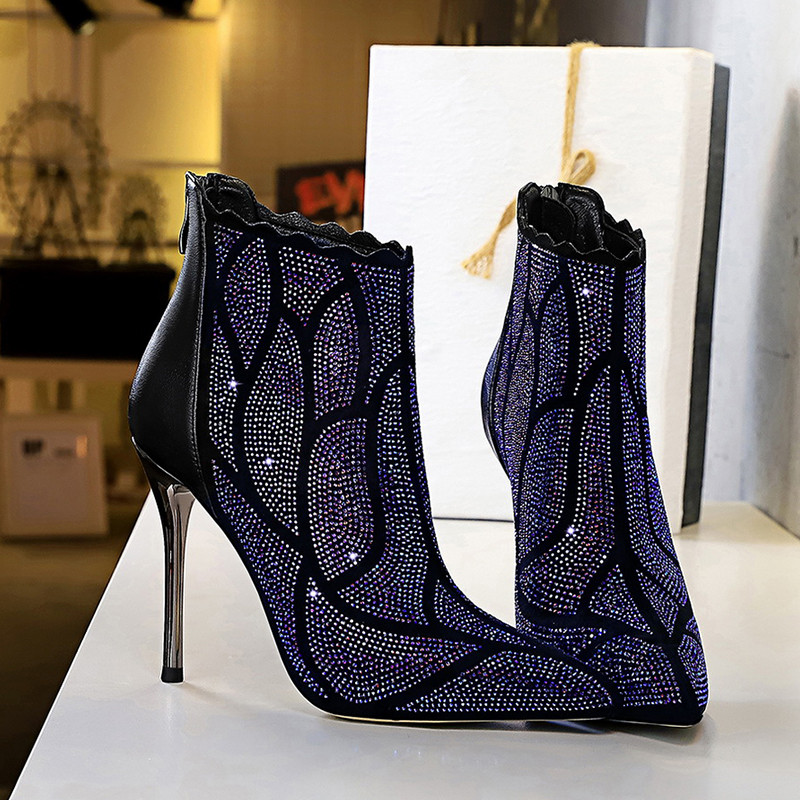 Γυναίκες κομψές μπότες με λεπτό τακούνι και διακοσμητικές πέτρες