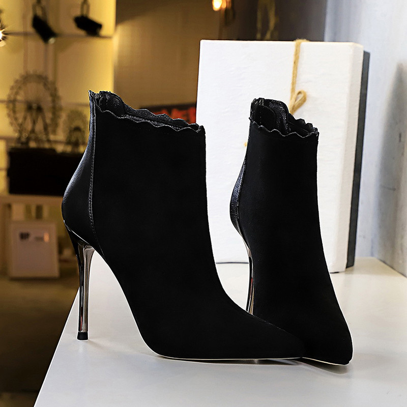 Modern női csizma vékony sarkú fekete színben