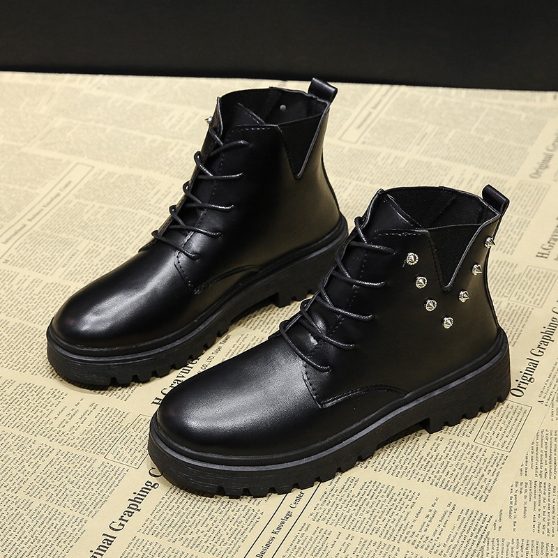 Női alkalmi csizma fém elemekkel fekete színben - két modell