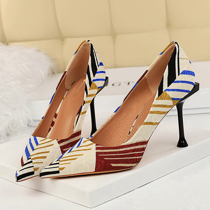 Modern női magas sarkú cipő színes nyomattal
