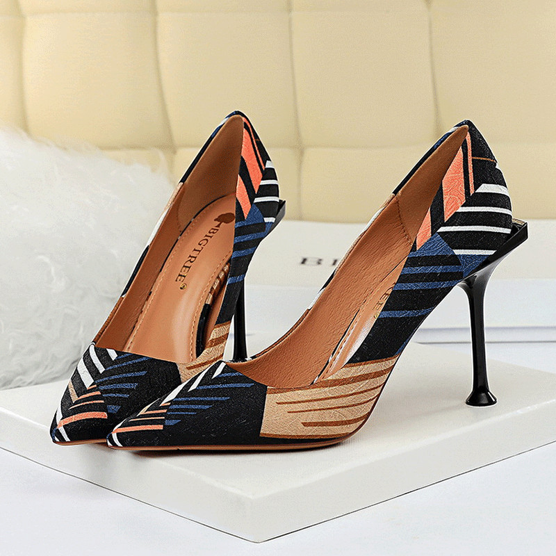 Modern női magas sarkú cipő színes nyomattal