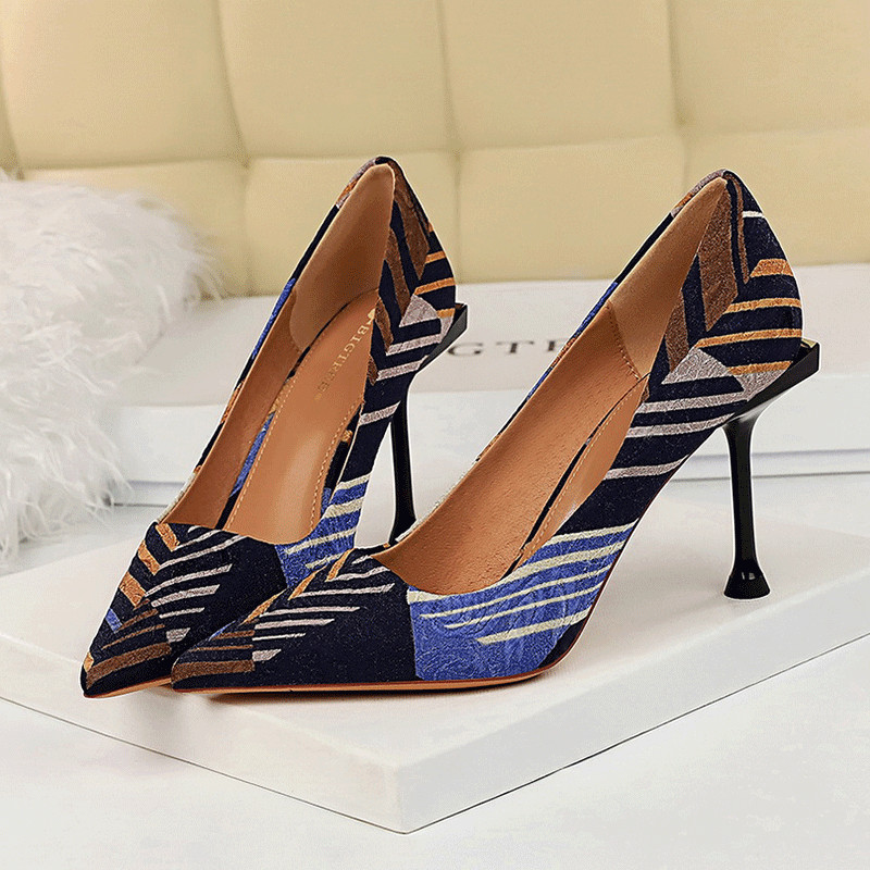 Modern női magas sarkú cipő színes nyomattal