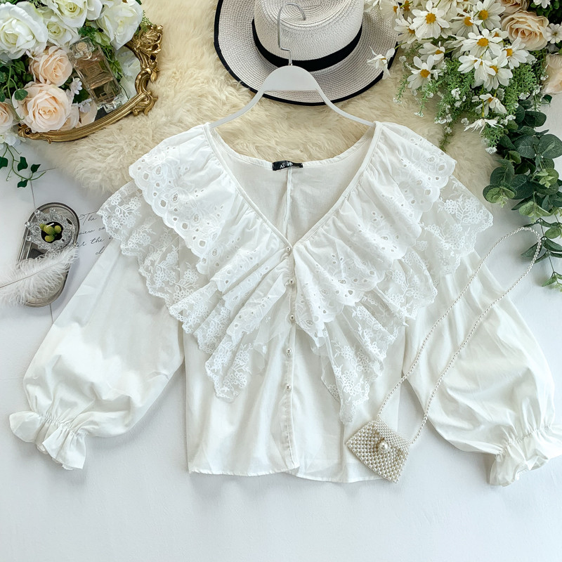 Női blúz spitz nyakkivágással és csipkével, két színben