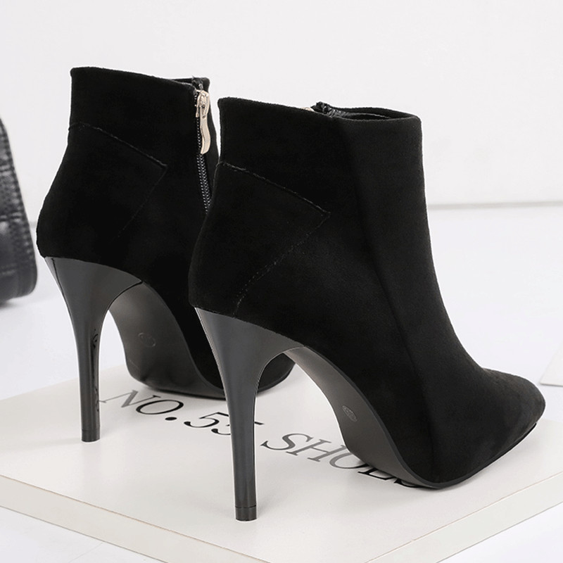 Öko velúrból készült modern női csizma vékony sarokkal, két színben