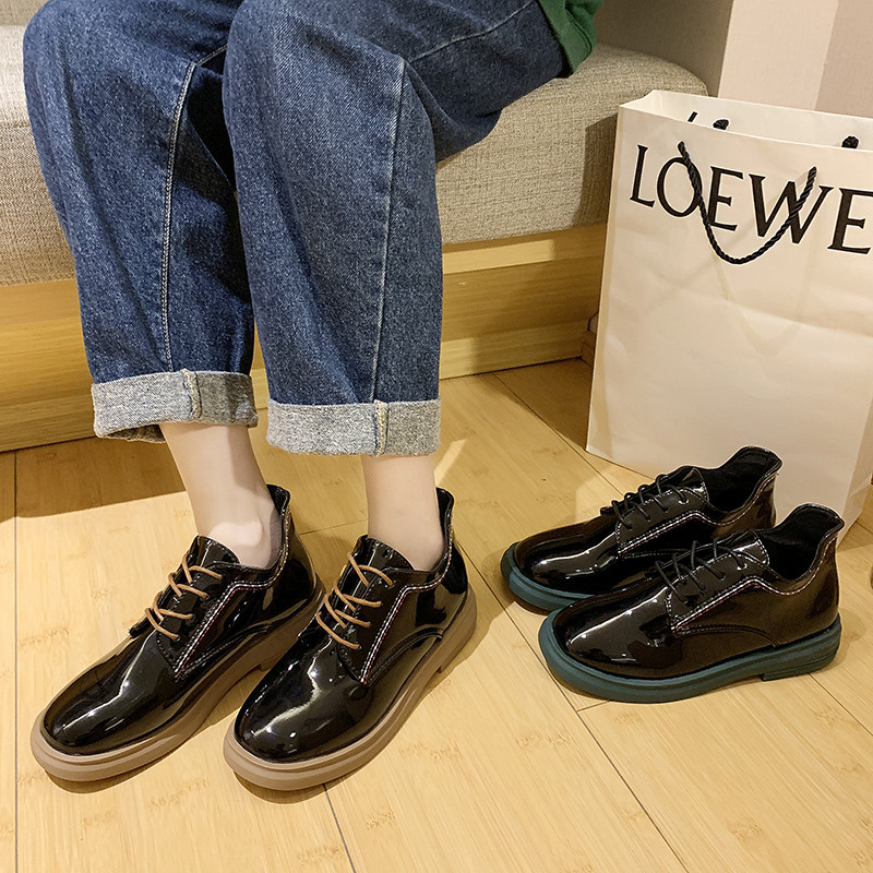 Ежедневни дамски обувки с равна подметка и връзки в два цвята