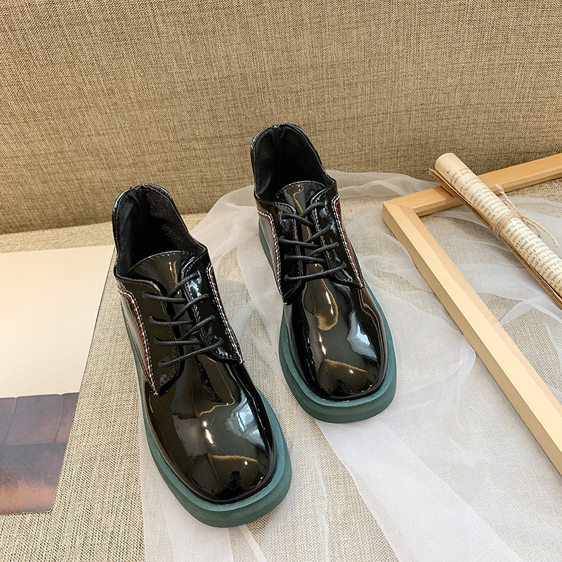 Alkalmi női cipő lapos talppal és fűzővel, két színben