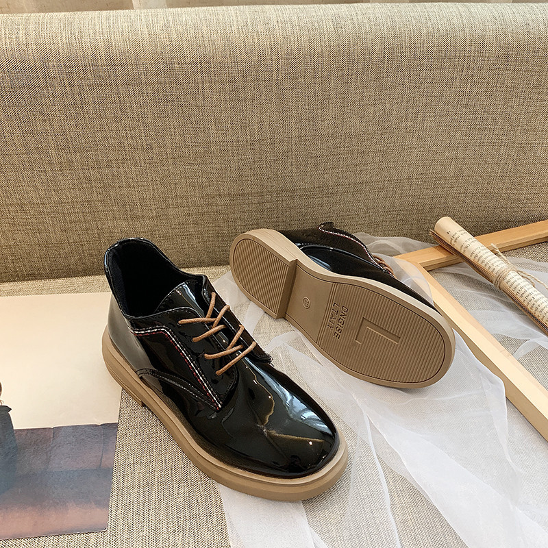 Alkalmi női cipő lapos talppal és fűzővel, két színben